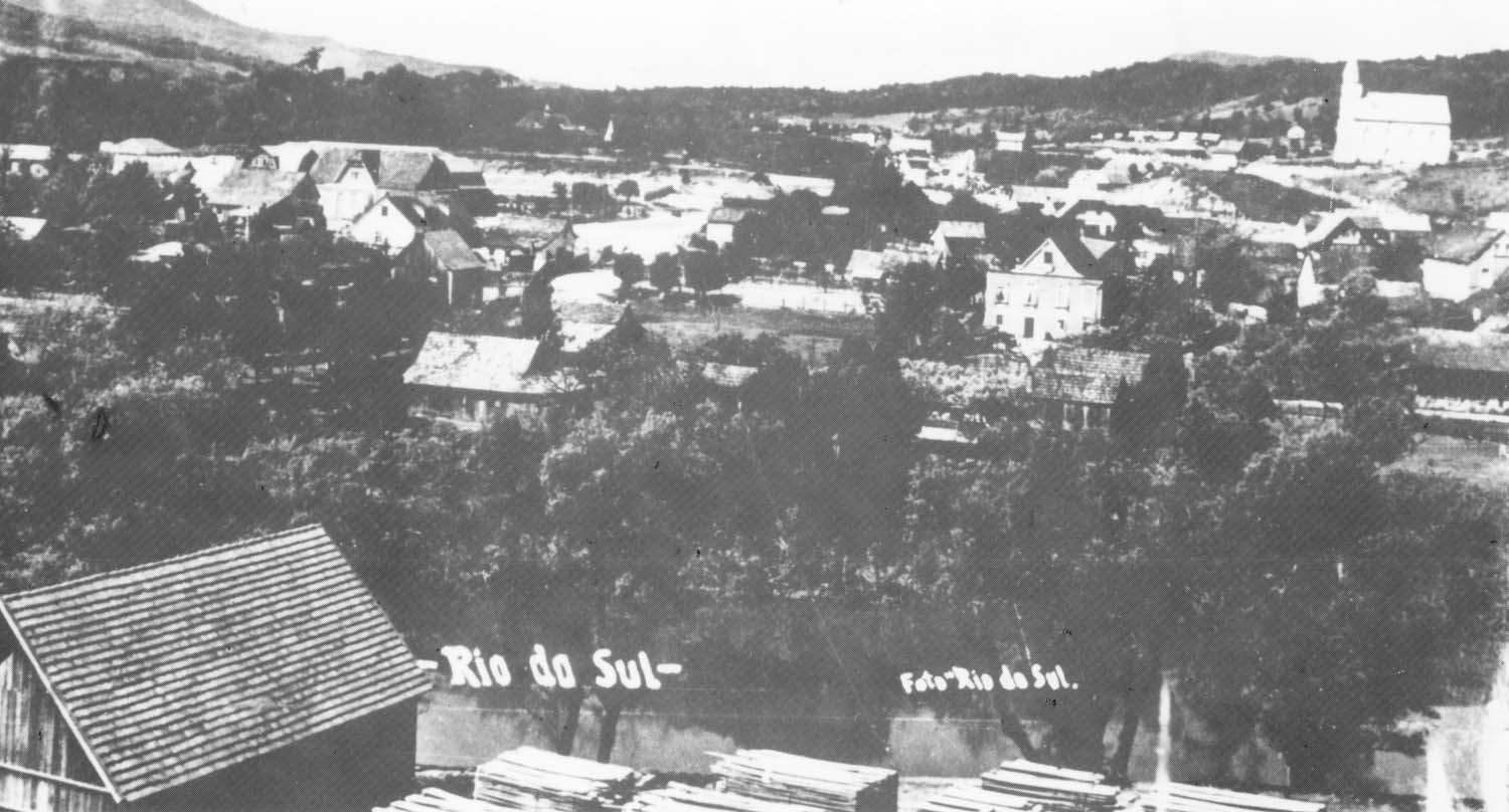 Vista panorâmica de Rio do Sul nos anos 1950 com serraria ao fundo