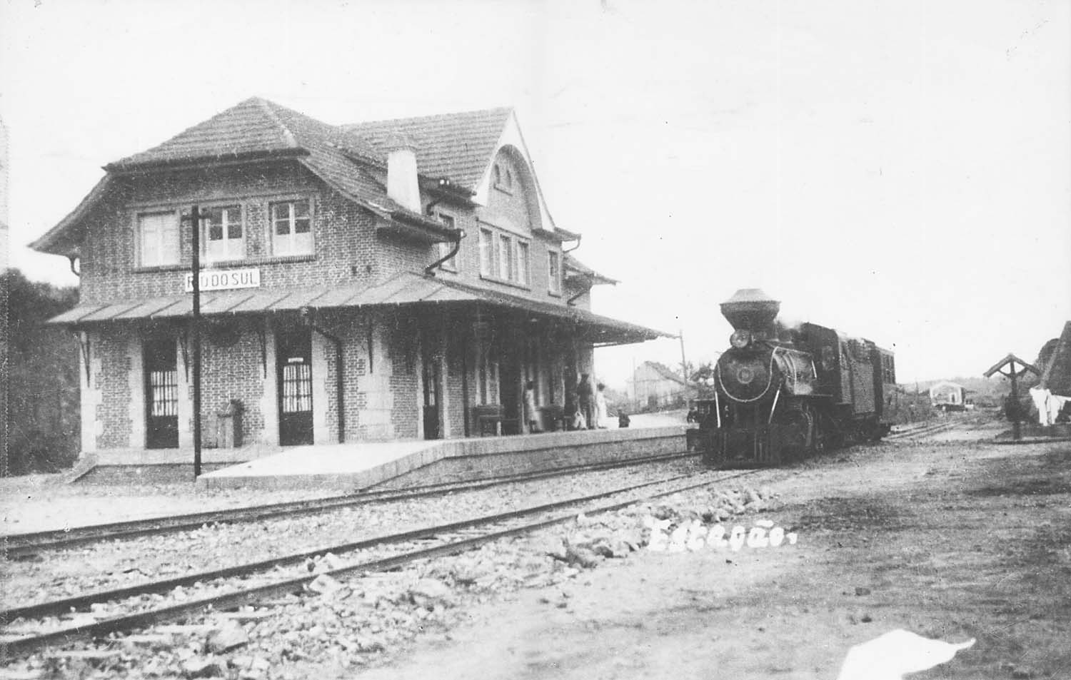 Estação ferroviária de Rio do Sul com locomotiva a vapor no início do século XX