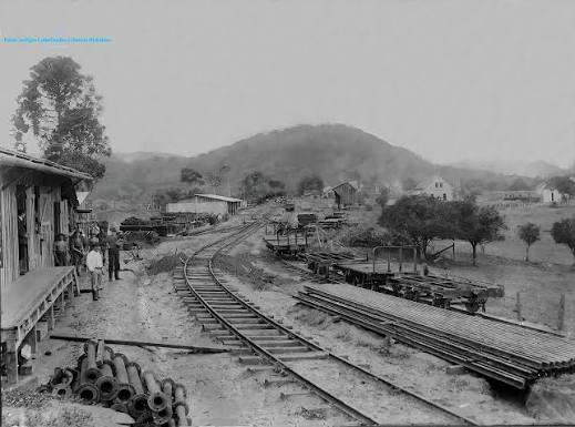 Pátio ferroviário e trilhos avançando pelo Vale do Itajaí